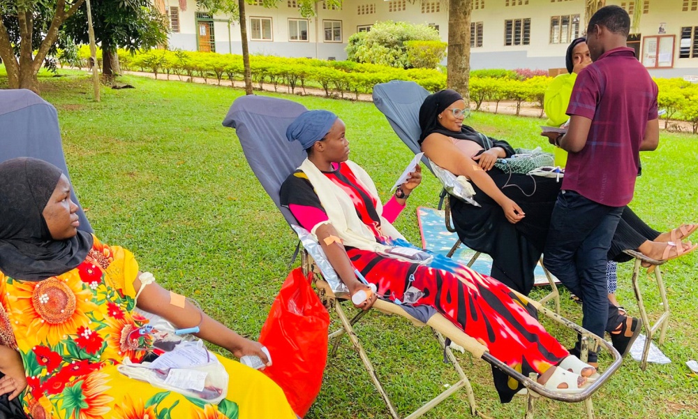 students-of-islamic-university-in-uganda-females-campus-kabojja-save-lives-through-blood-donations