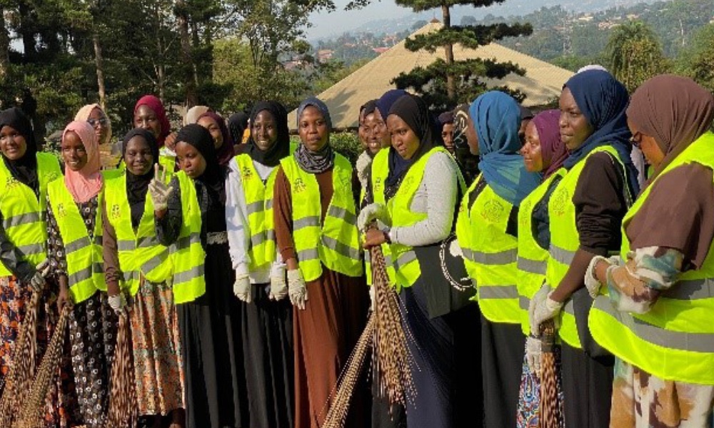 islamic-university-in-uganda-females-campus-kabojja-llb4-students-carry-out-internal-campus-general-cleaning